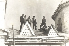 2. Рабочие перекрывают крышу церкви села Попенки 1959 год